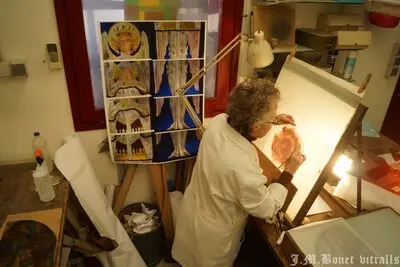 ガラスへの絵付け作業