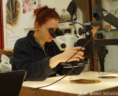 修復作業中のステンドグラス