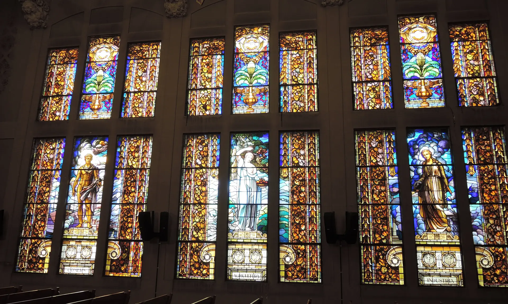 サンツ地区庁舎 — 全面手作業絵付け画による人物画ステンドグラス