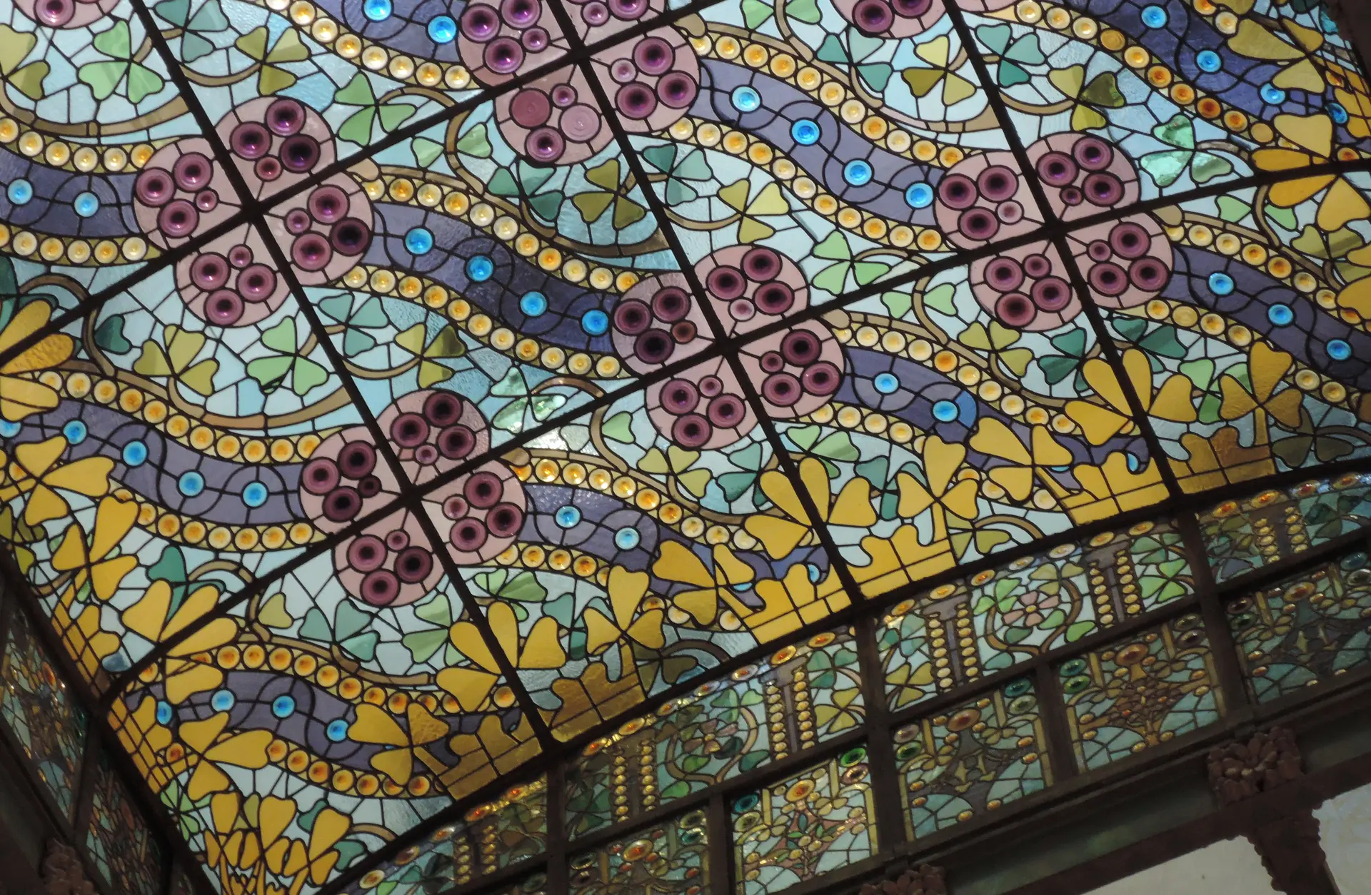 カサ・アマトリェール — 着色ガラス＋サンドブラストによる天窓ステンドグラス