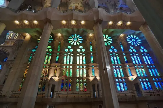 サグラダ・ファミリア ステンドグラス壁面の全景