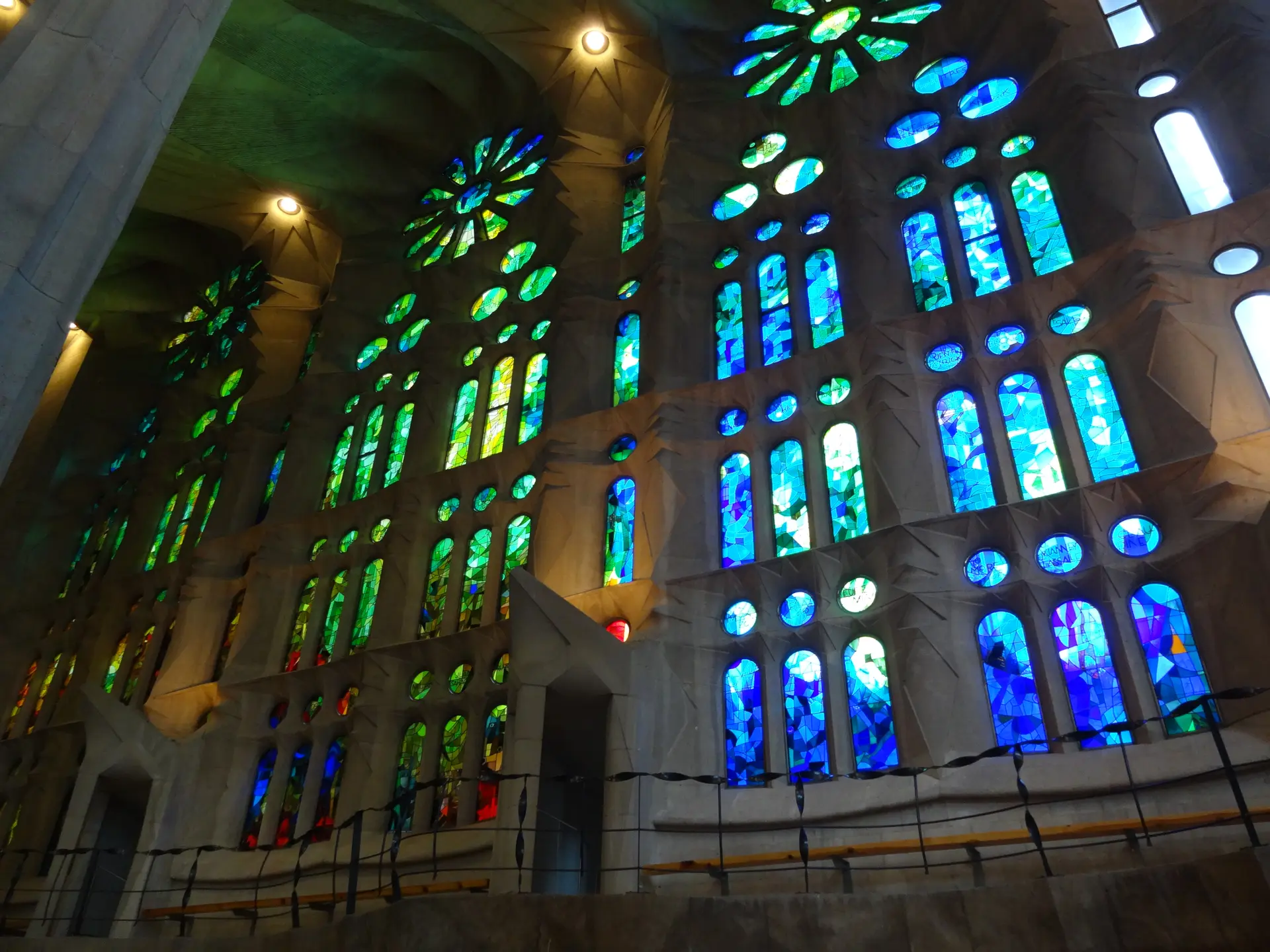 身廊 ステンドグラス壁面（寒色・緑青）全景
