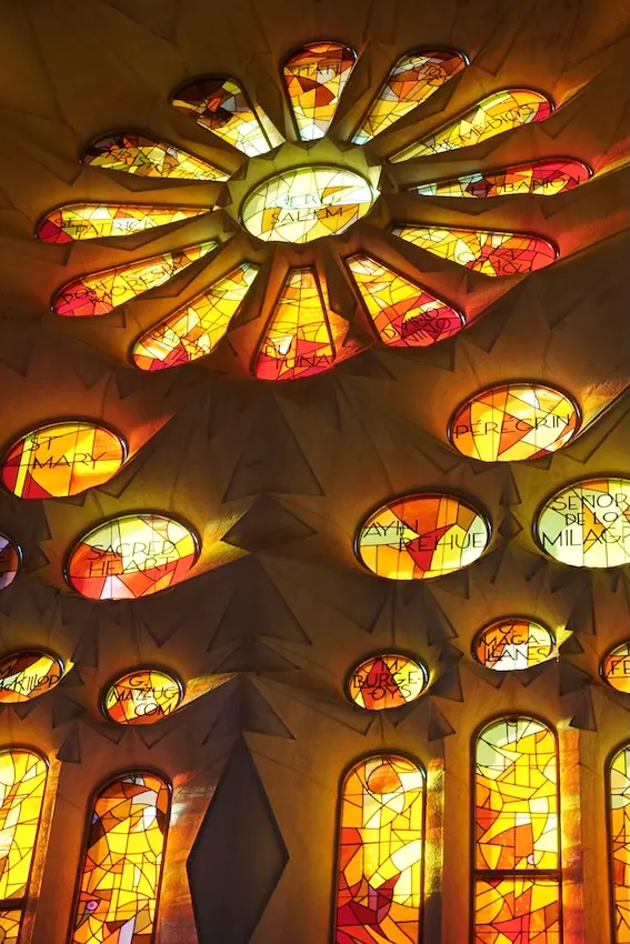 バラ窓 暖色（赤橙黄）聖人名入りアップ