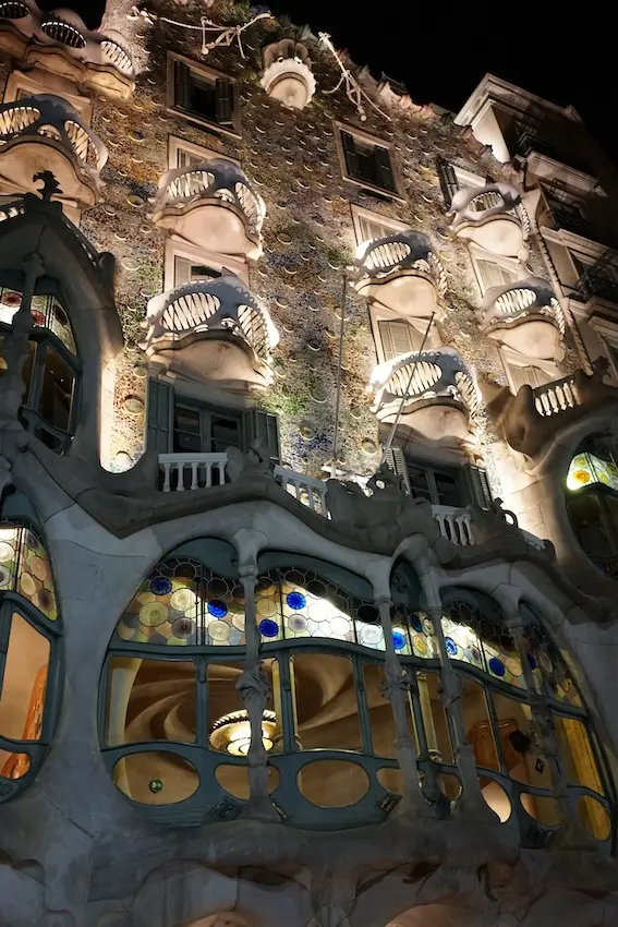 カサバトリョ 夜景外観