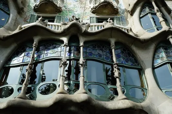 カサバトリョ 外観 メインファサード（昼）