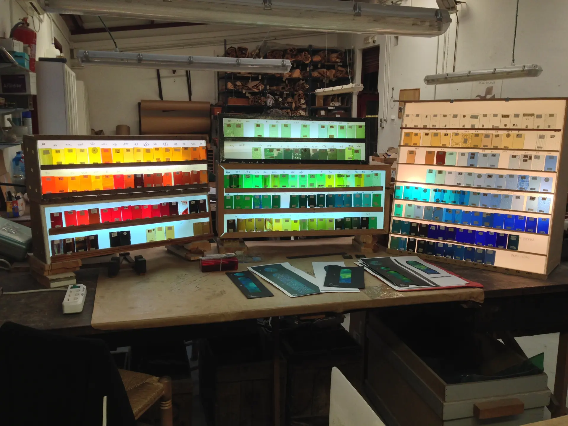 400種以上の着色ガラスサンプル