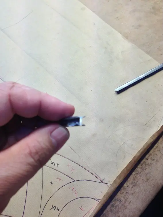 工房での制作 — ガラスカット作業