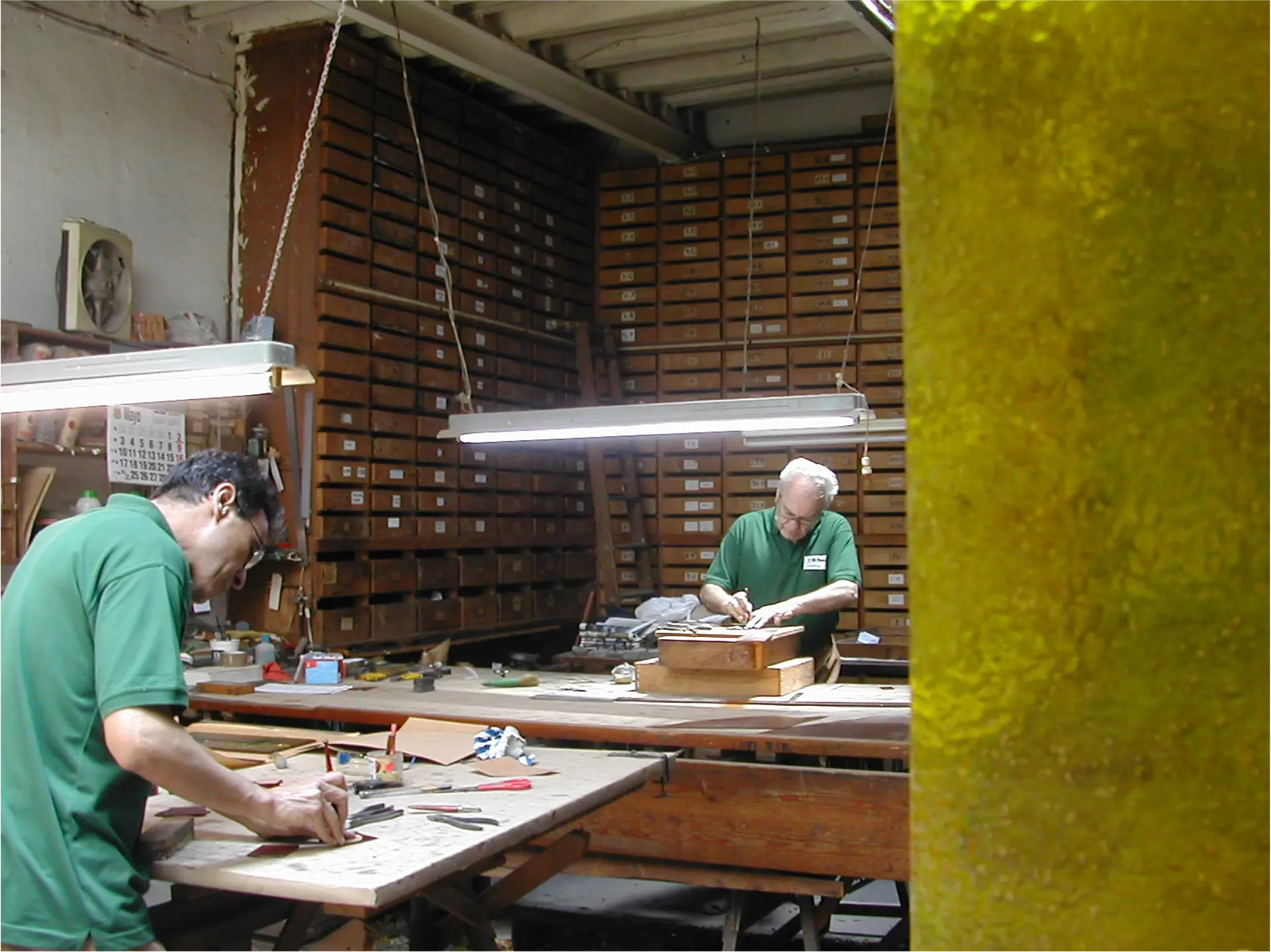 工房でのガラスカット作業風景