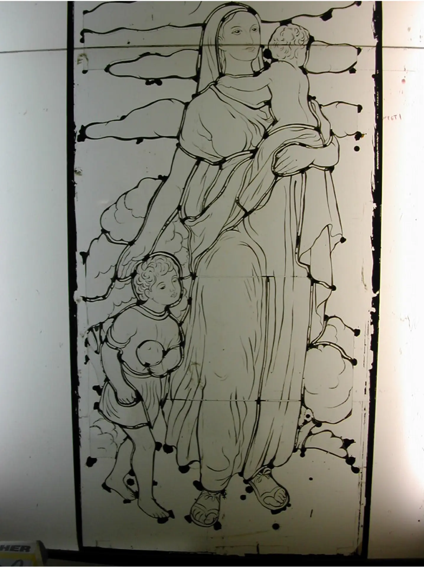 絵付け作業 — 聖母子像をガラスに描く