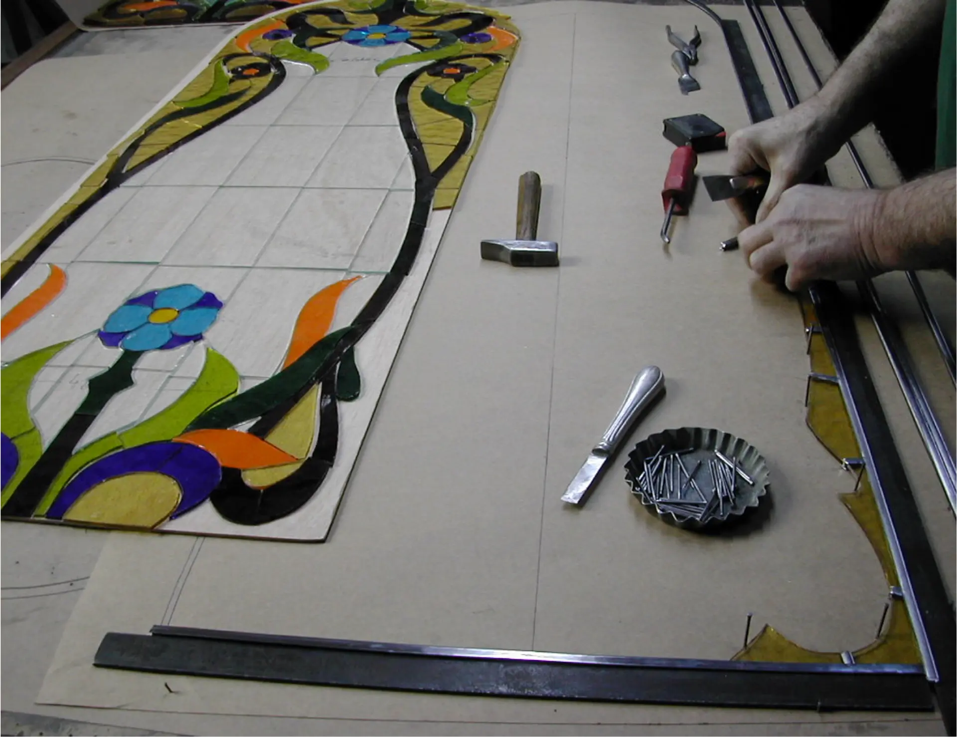 鉛線組み作業 — 花モチーフ