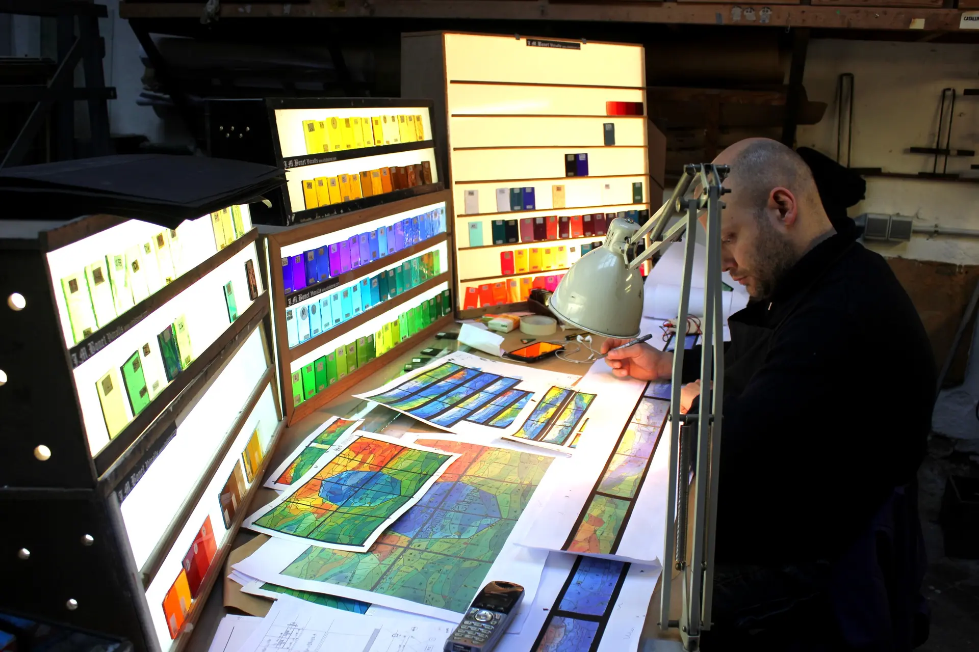 デザイン画 色彩検討のデスク全景