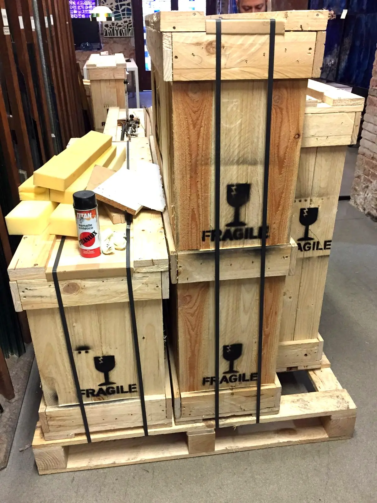 厳重梱包の様子 — FRAGILE表示の特注木箱