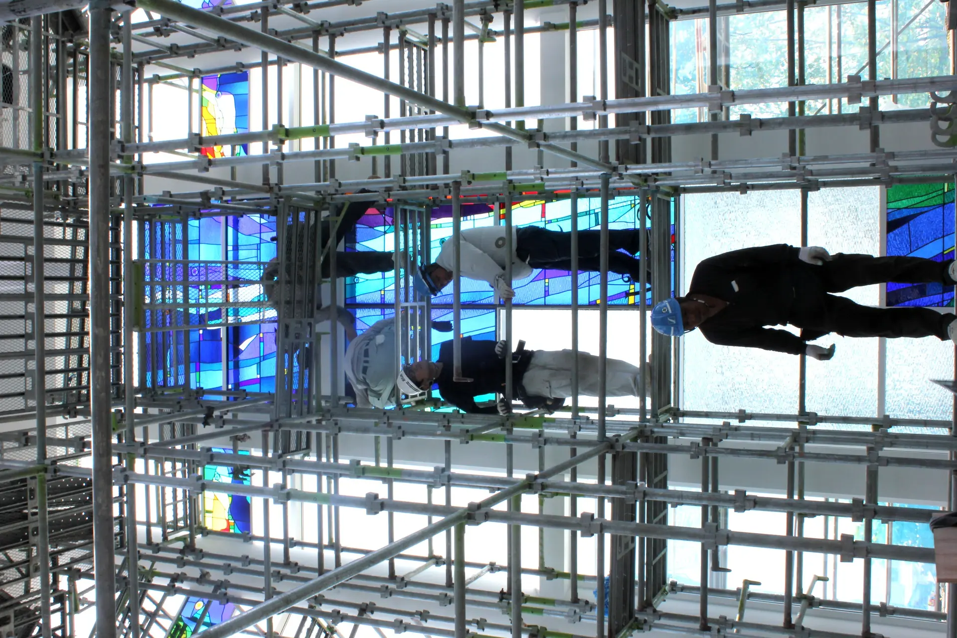 設置工事 — 足場上でのパネル取付作業